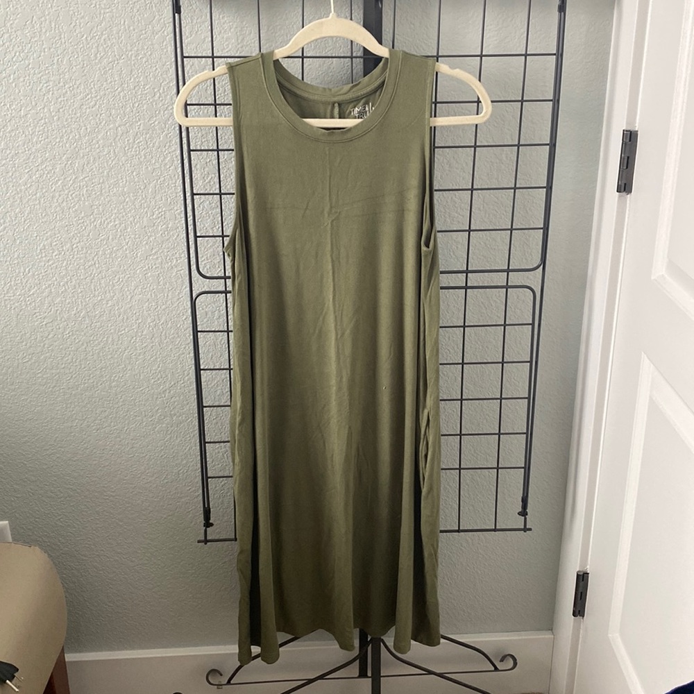 Time and tru sleeveless shift dress